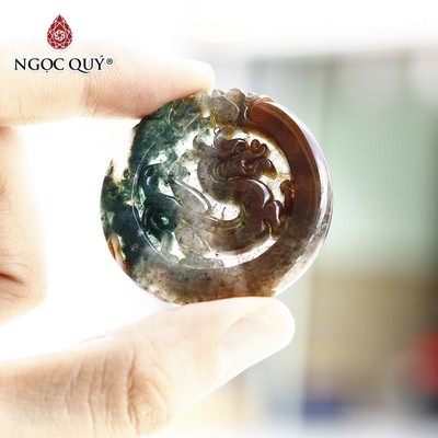 Mặt dây chuyền khắc Bàn Long Cát Tườn đá chalcedony tự nhiên 47mm MDC1270 - Ngọc Quý
