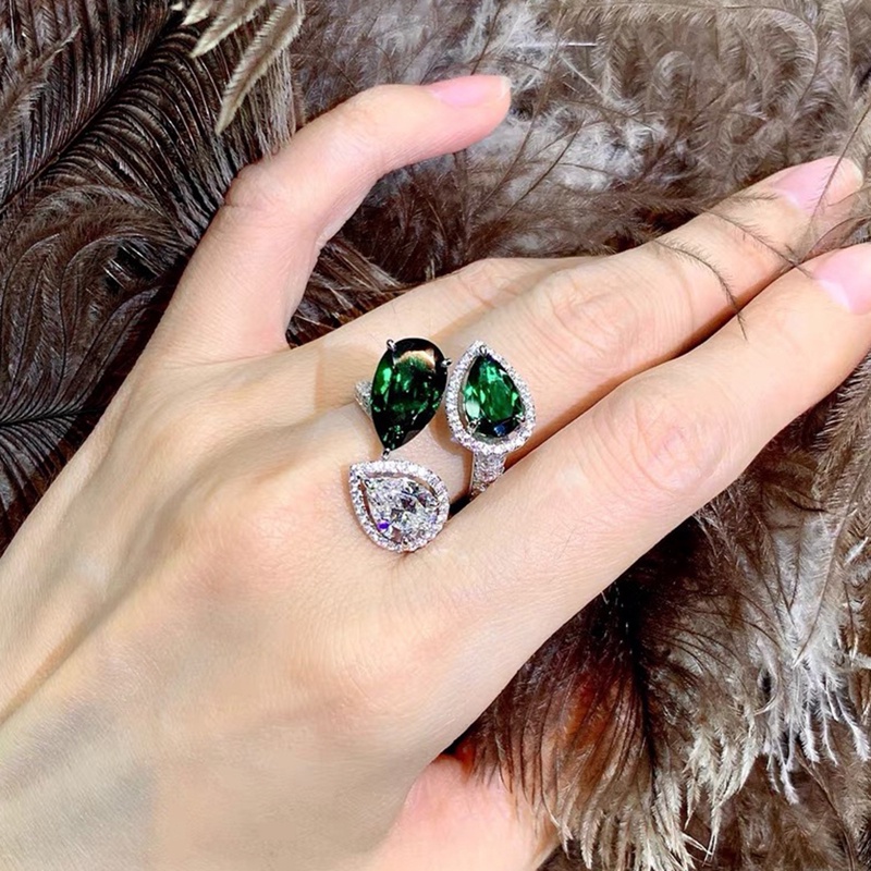 Nhẫn Đeo Tay Đính Ngọc Lục Bảo Họa Tiết Chim Công Độc Đáo