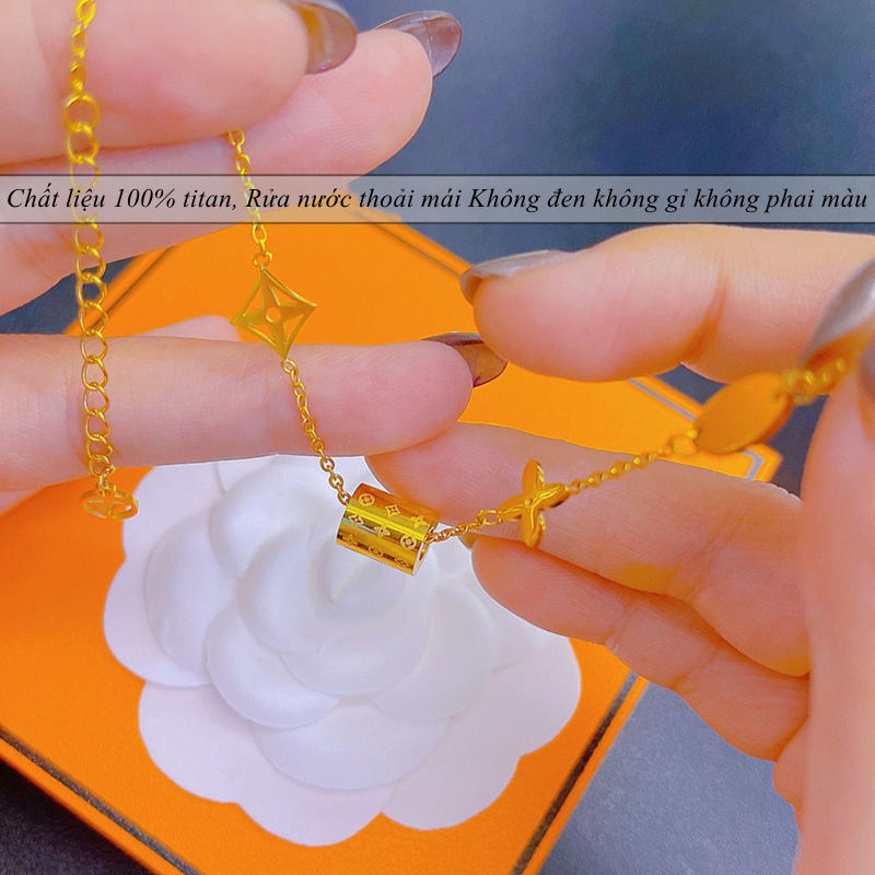 Vòng tay titan nữ không gỉ mạ vàng 18k họa tiết cỏ 4 lá thiết kế thời trang thanh lịch mẫu mới 2023