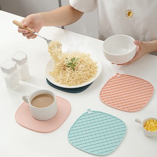 Tấm lót nồi silicon cách nhiệt màu Pastel thiết kế kẻ ô vuông có móc treo tiện lợi 16cm