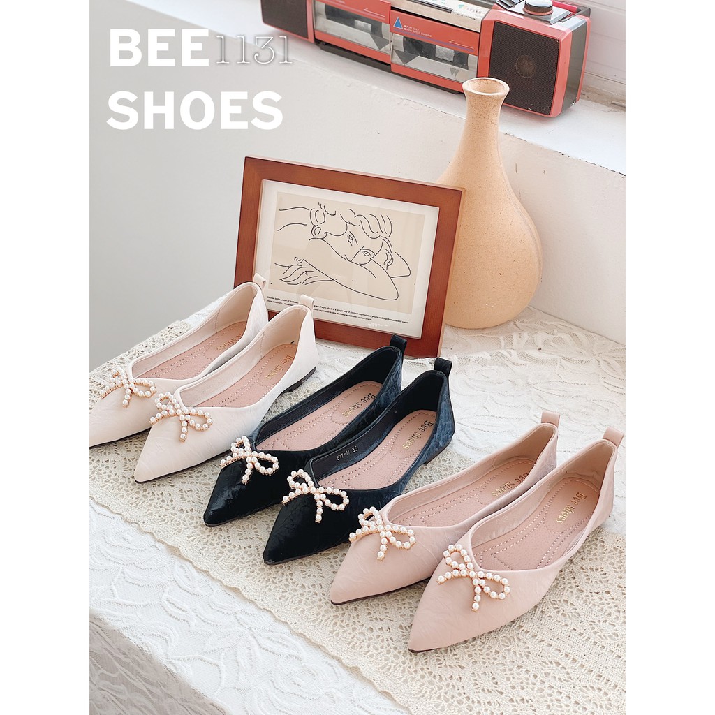 BEESHOES - GIÀY BÚP BÊ NỮ MŨI NHỌN HỌA TIẾT NƠ NGỌC - GIÀY BÚP BÊ NỮ MŨI NHỌN ĐẾ BỆT SẴN MÀU ĐEN - KEM - HỒNG ĐẤT 201131