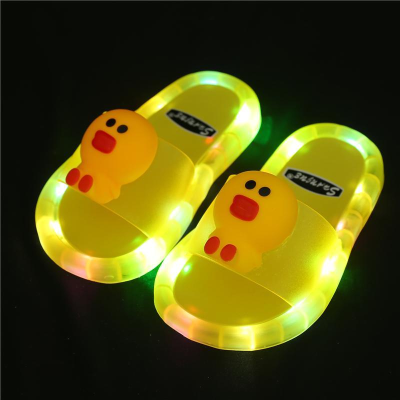 Dép quai ngang đế gắn đèn LED độc đáo cho bé