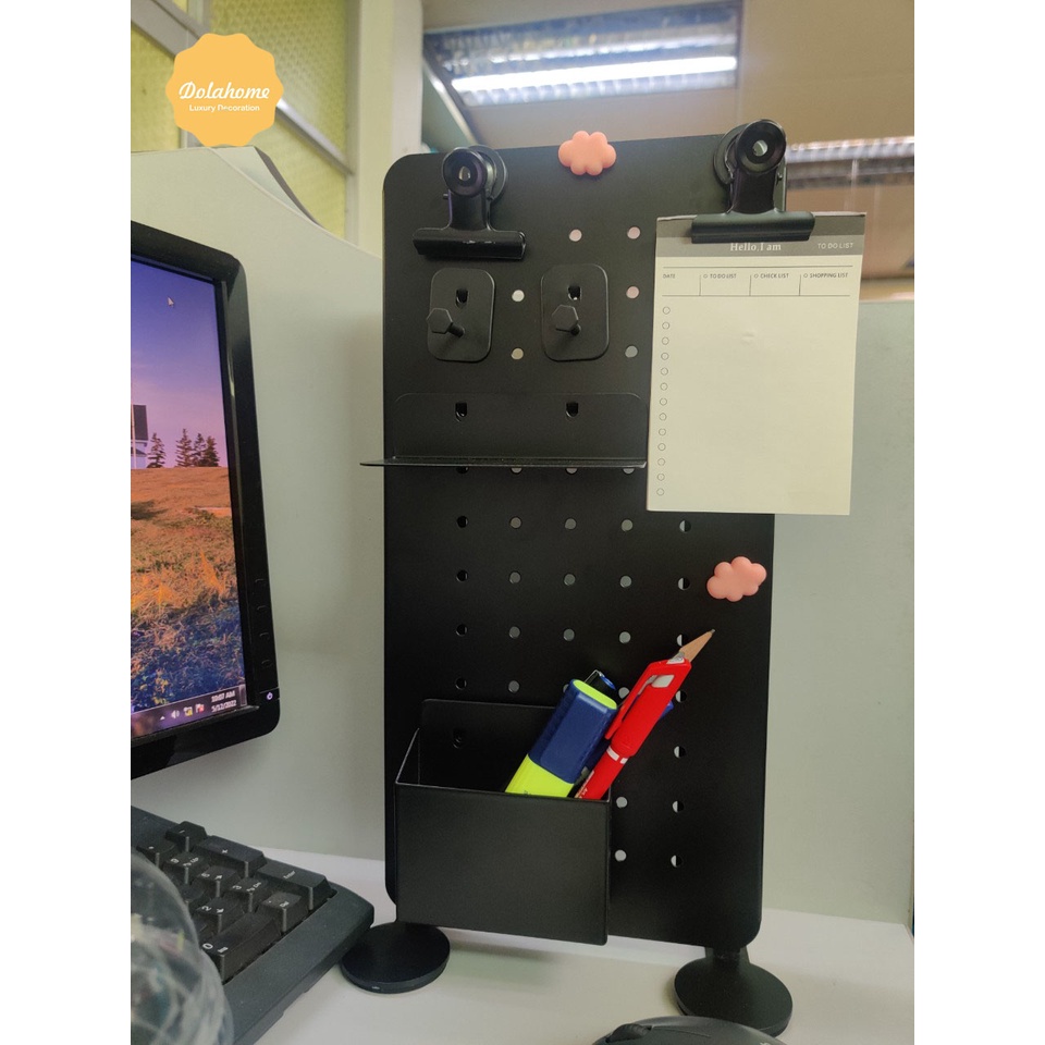 Bảng lỗ Pegboard Dola Home kim loại sơn tĩnh điện cao cấp chân đứng để bàn lắp ráp dễ dàng, chắc chắn để được nhiều đồ