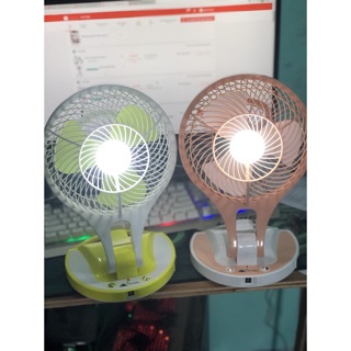 Quạt dùng pin sạc có đèn