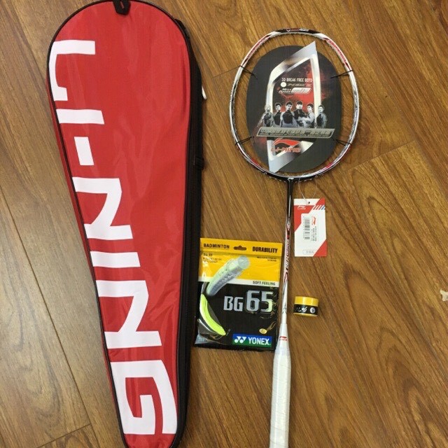 Vợt cầu lông Li-ning, khung carbon được tặng 1 lần cước, cuốn cán và bao vợt đi kèm.
