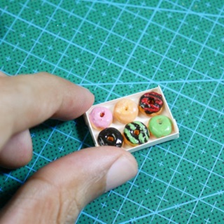 Mô hình bánh donut miniature bằng đất sét