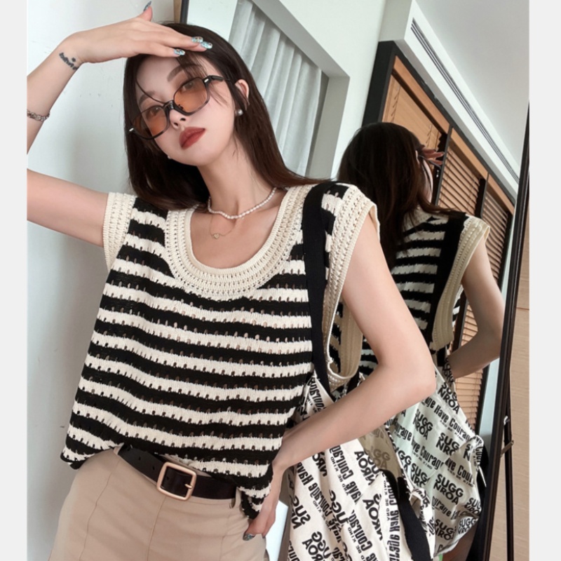 Áo Dệt Kim Sát Nách Cổ Tròn Hoạ Tiết Kẻ Sọc Thiết Kế Khoét Độc Đáo