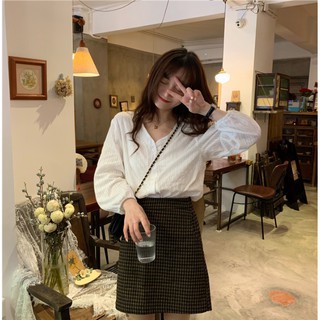 Áo sơ mi trắng dài tay viền ren hạt gạo cổ V Hàn Quốc