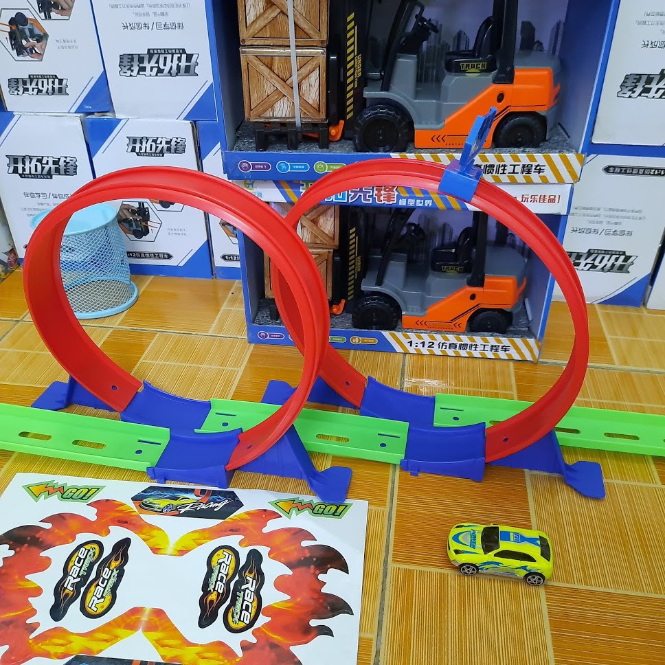 Mô hình đường đua xe hotwheel Đồ chơi lắp ghép gồm 2 vòng xoắn và 1 xe đồ chơi trẻ em