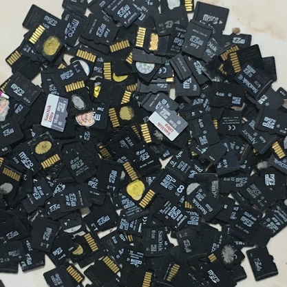Thẻ nhớ cũ 1gb,2gb,4gb,8gb,16gb,32gb...bóc máy chính hãng giá rẻ nhất thẻ đã test rất kĩ trước khi bán đúng dung lượng.