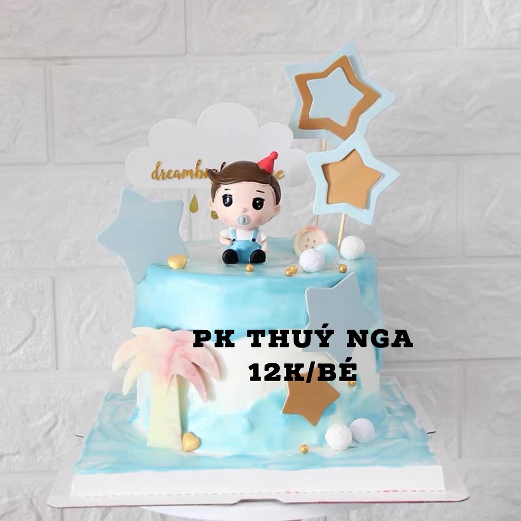 Bé gái cài nơ hồng,bé trai yếm xanh, mũ đỏ