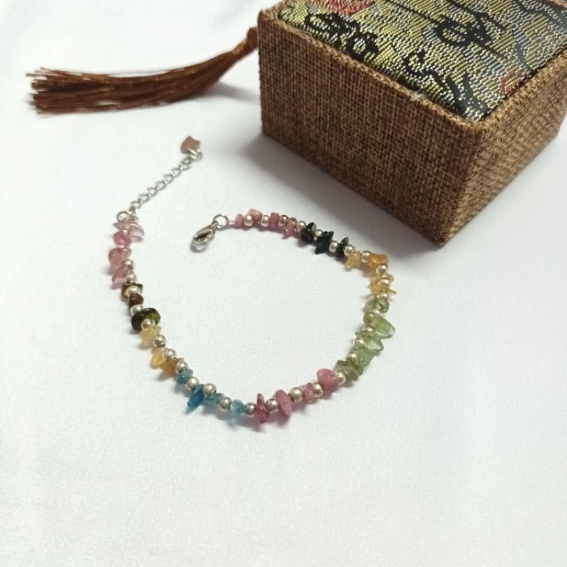 Vòng tay đá tourmaline vụn thô thanh tẩy mic kèm charm bạc đẹp