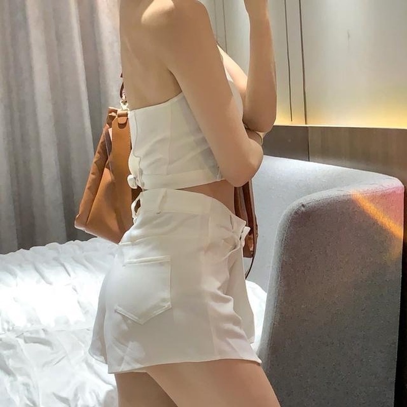Bộ Áo Tank Top Cổ Chữ V + Quần Short Lệch Tà Thời Trang Cá Tính 2027