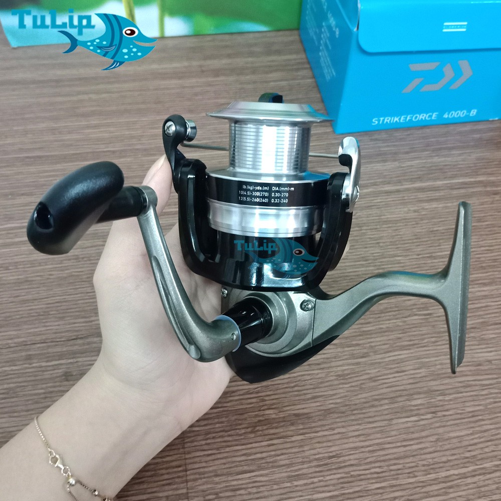 Máy Câu Cá DAIWA STRIKEFORCE Xuất Xứ Nhật Bản - Đủ Size: 2000, 2500, 4000, Chất Liệu Full Kim Loại