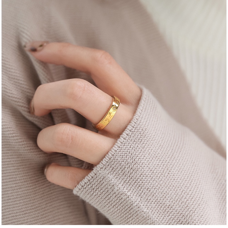 Nhẫn titan họa tiết trăng sao chìm không gỉ WR2201