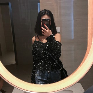 Trễ vai chấm bi đen Lisa blackpink