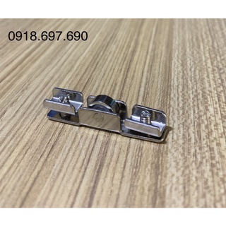 1 cái bánh xe đơn cửa tủ lùa nhôm kính 5mm