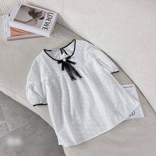 Áo thô đục lỗ không kèm tag nơ
