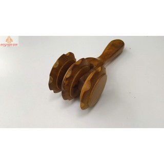 Cây lăn massage toàn thân bằng gỗ Bách thơm mát 3 bánh