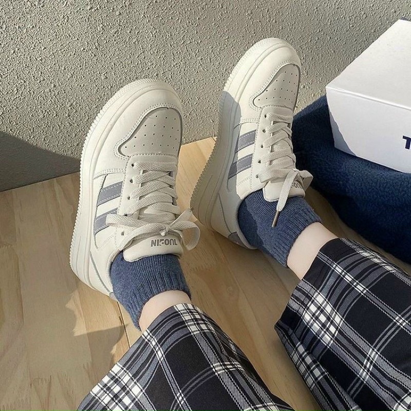 Giày sneaker thể thao sọc chéo hai màu xanh nâu