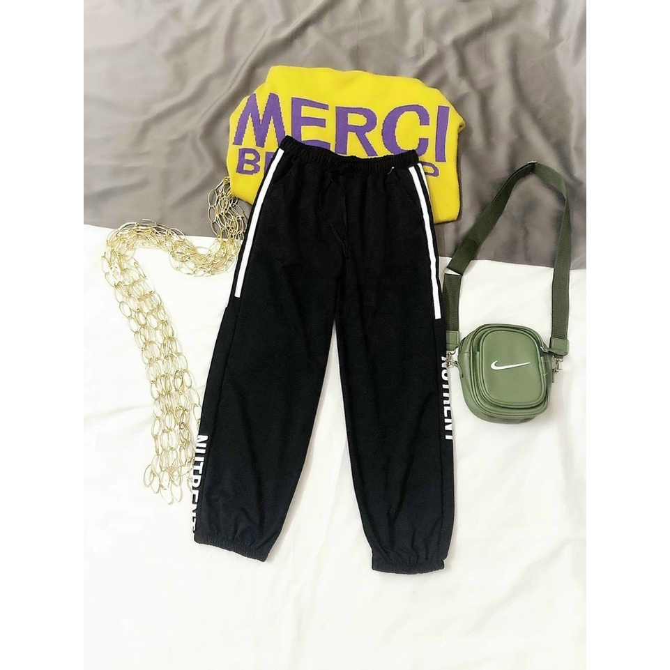 QUẦN JOGGER THUN DA CÁ SỌC CHỮ VIỀN HÔNG BO GẤU MÃ NAA