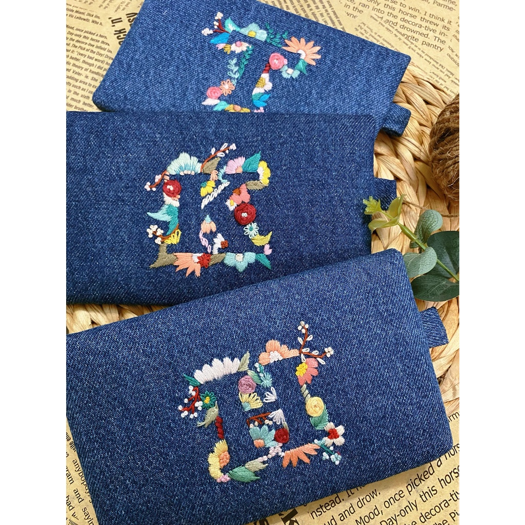 VÍ THÊU TAY, ví dài thêu tên viền hoa độc đáo, kích thước 11x18cm