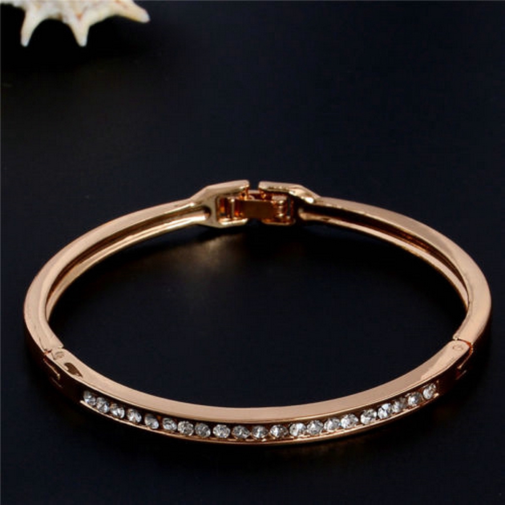 Vòng tay đính đá kiểu dáng thanh lịch