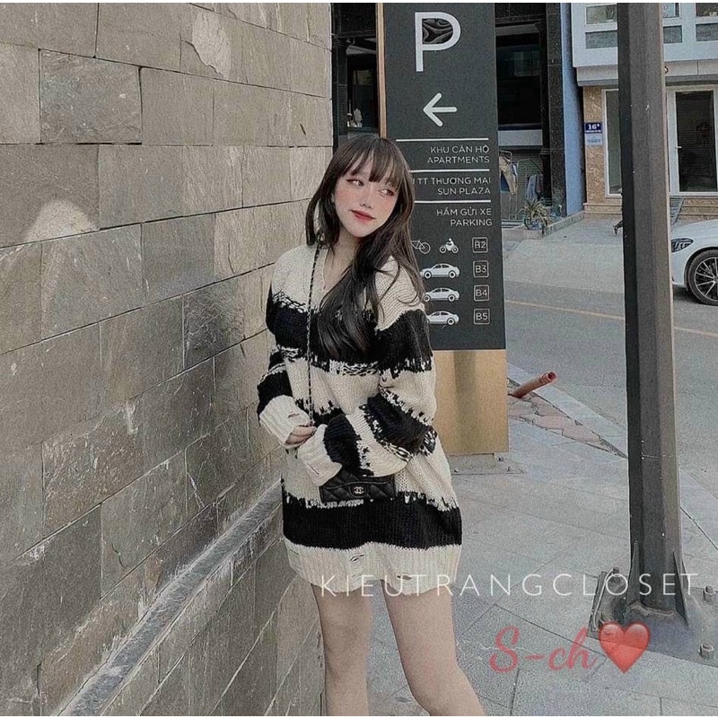 Áo len rách kẻ ngang đen trắng dáng giấu quần