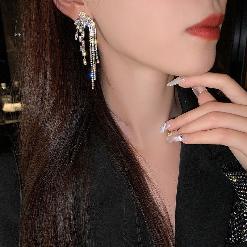 Khuyên Tai Tua Rua Dài Đính Kim Cương Thời Trang Mới