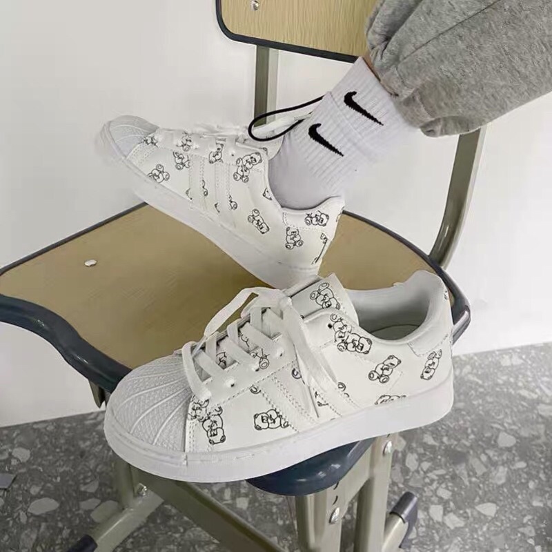 Giày thể thao mũi sò hoạ tiết gấu đáng yêu kèm ảnh thật