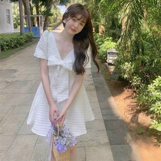 Đầm trắng xốp ô cổ v nơ ngực tay ngắn