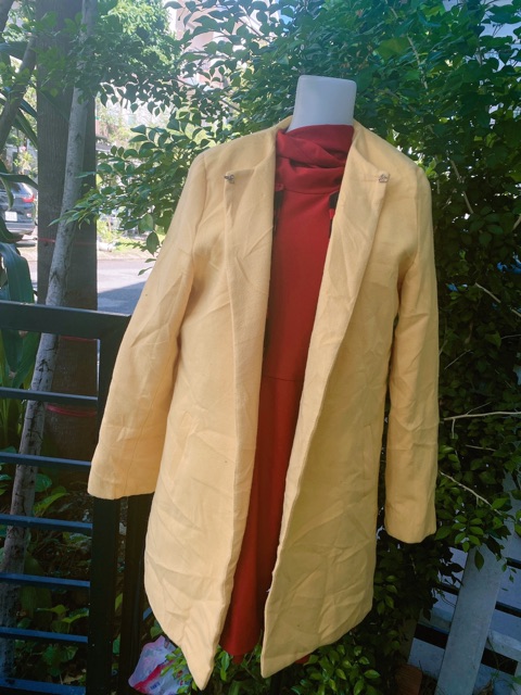 Áo khoát dạ ép dáng dài màu vàng nghệ