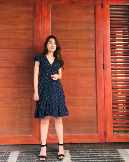 Đầm vạt chéo chấm bi