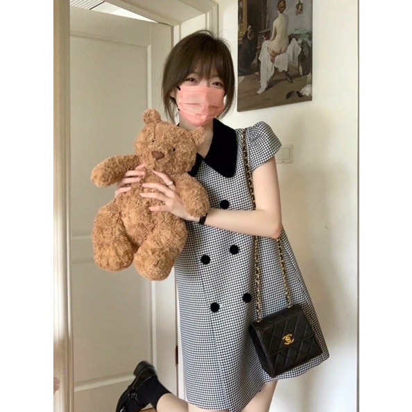 Đầm suông kẻ ô nhí cổ đen nút