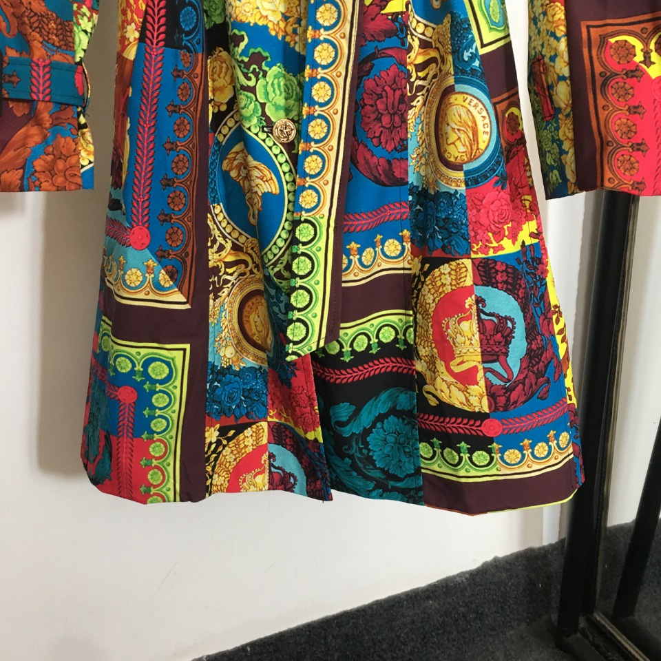 Áo khoác măng-tô nữ thời trang cao cấp Versace thiết kế họa tiết độc đáo, phong cách thời thượng