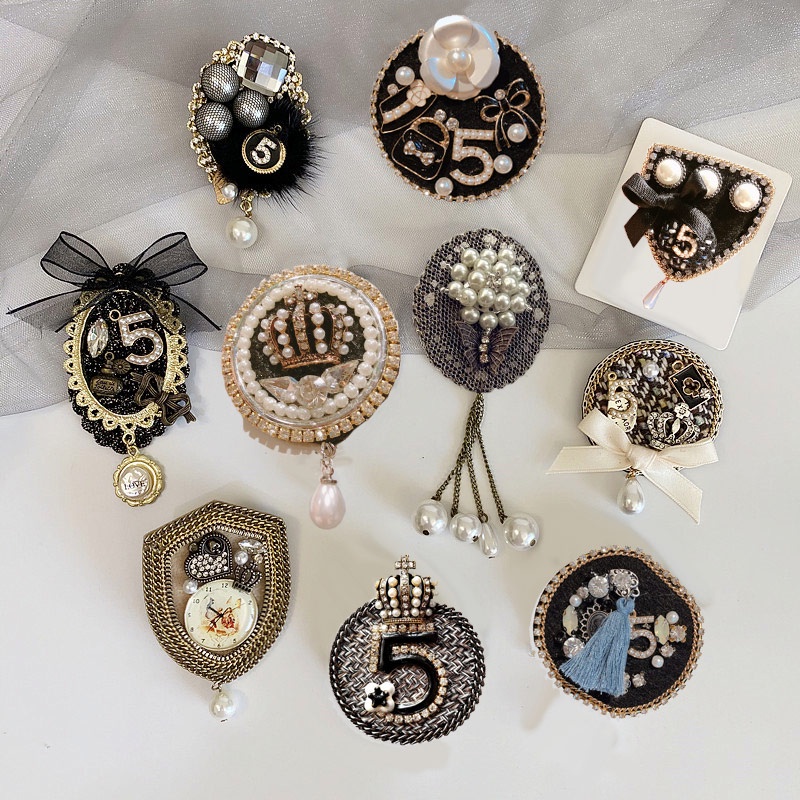 Ghim cài áo hình 5 bông hoa đính ngọc trai sang trọng