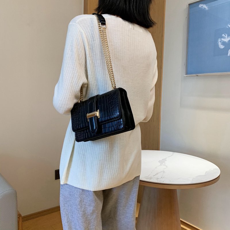 Túi đeo chéo IELGY phối dây xích phong cách thời trang