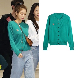 Áo cardigan len Maison Kitsuné in hình con cáo giống Jennie BLACKPINK