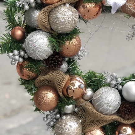 Vòng Nguyệt Quế Trang Trí Giáng sinh Noel đường kính 55cm Tông Vàng Trắng