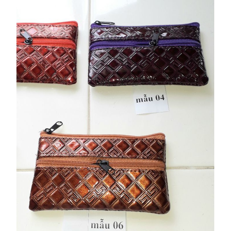 Một chiếc ví_bóp ngang cầm tay bằng da Pu bóng kích thước 12x7cm có 2 dây kéo rất đẹp