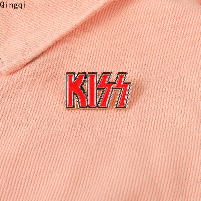 Ghim cài áo Miss Zoe hình chữ KISS thời trang