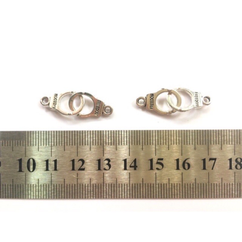 Cặp còng làm vòng tay