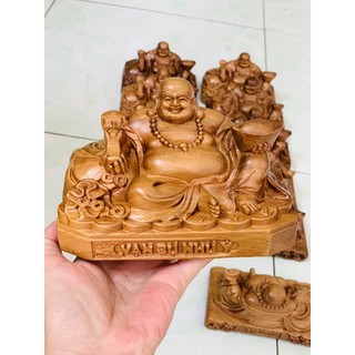 Tượng Di lặc để xe gỗ bách xanh