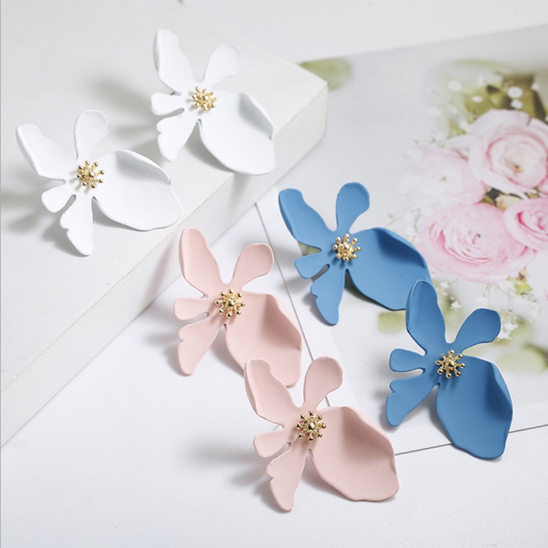 Đôi khuyên tai hoa nở phong cách nữ tính