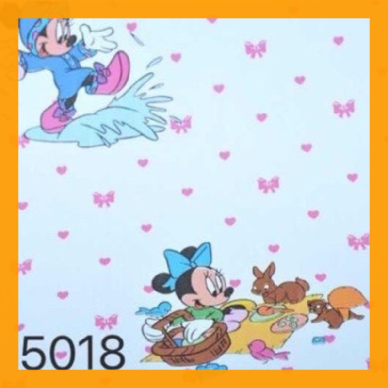 Giấy Dán Tường Sẵn Keo Chống Ẩm Chuột Micky 5018 .Màu sắc tươi sáng và thiết kế đa dạng làm lổi bật không gian sống.