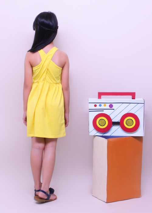 Đầm bé gái khoét lưng thun vàng Jadiny