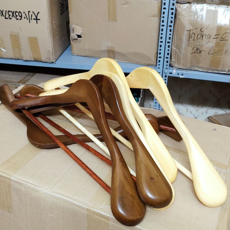Móc gỗ treo quần áo - móc treo vest bộ sang trọng,2 màu vàng - nâu,kích thước dài 44cm