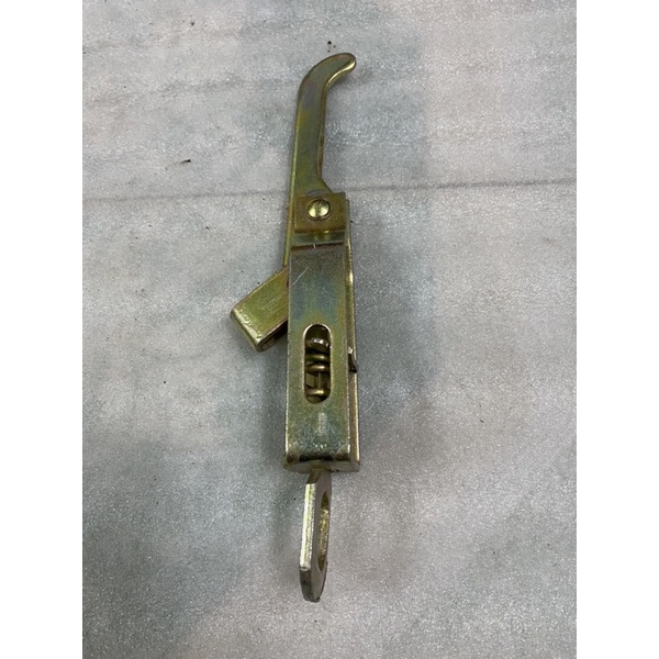 1 khoá thùng,dùng làm thùng xe ba bánh,xe ba gác