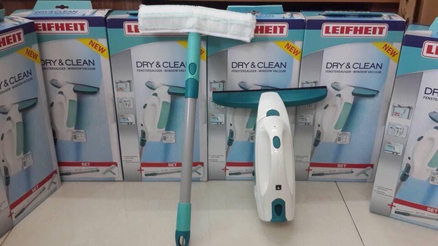 Máy lau kính Leifheit cầm tay  có kèm gậy nối dài
