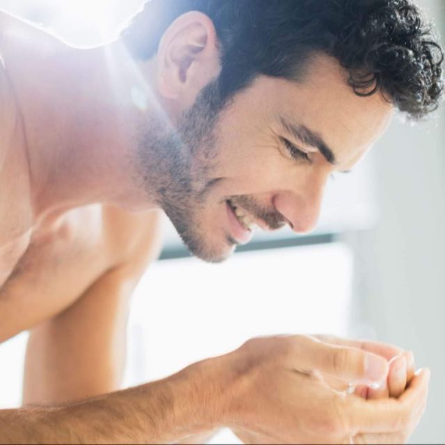 RỬA MẶT NAM Neutrogena® MEN SKIN CLEARING Acne Wash - Salicylic Acid Acne Treatment 150mL